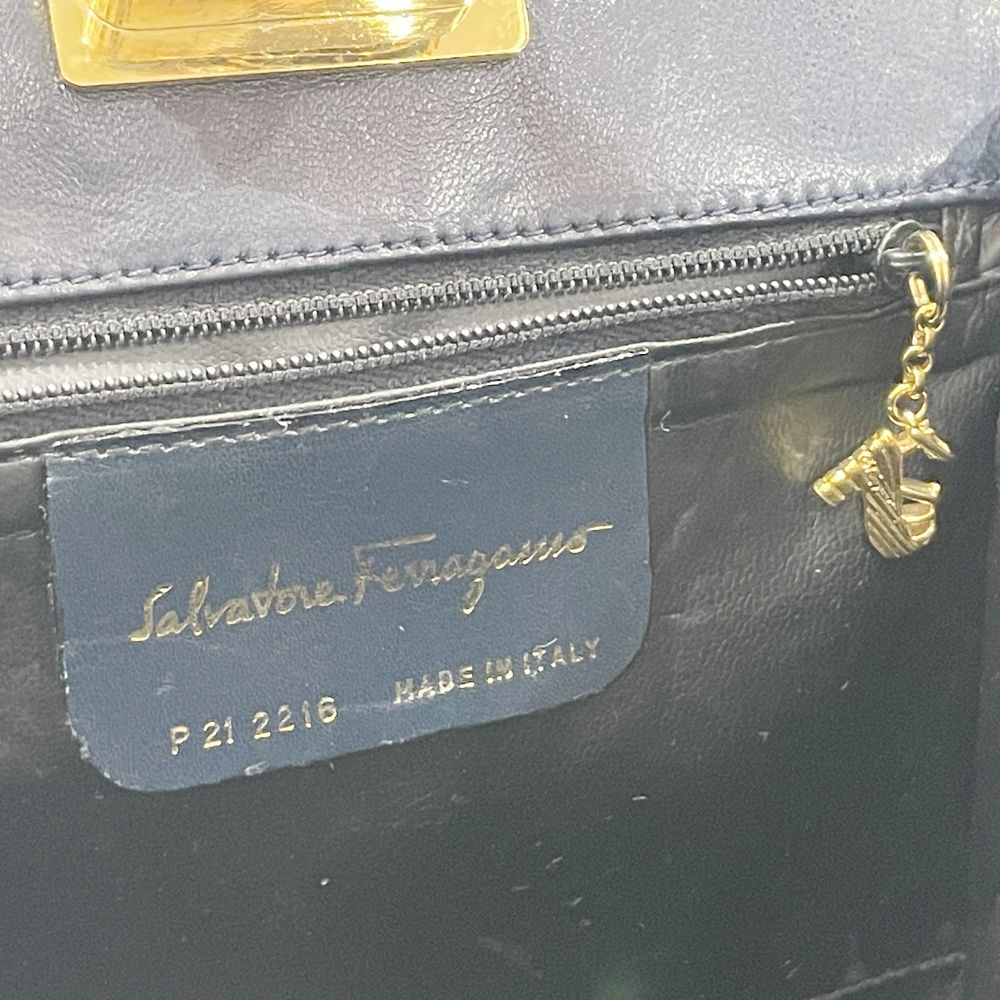 Salvatore Ferragamo(サルヴァトーレフェラガモ) ローファー金具 ターンロック チェーン 斜め掛け P21 2216  ショルダーバッグ レザー レディース【中古B】20240331