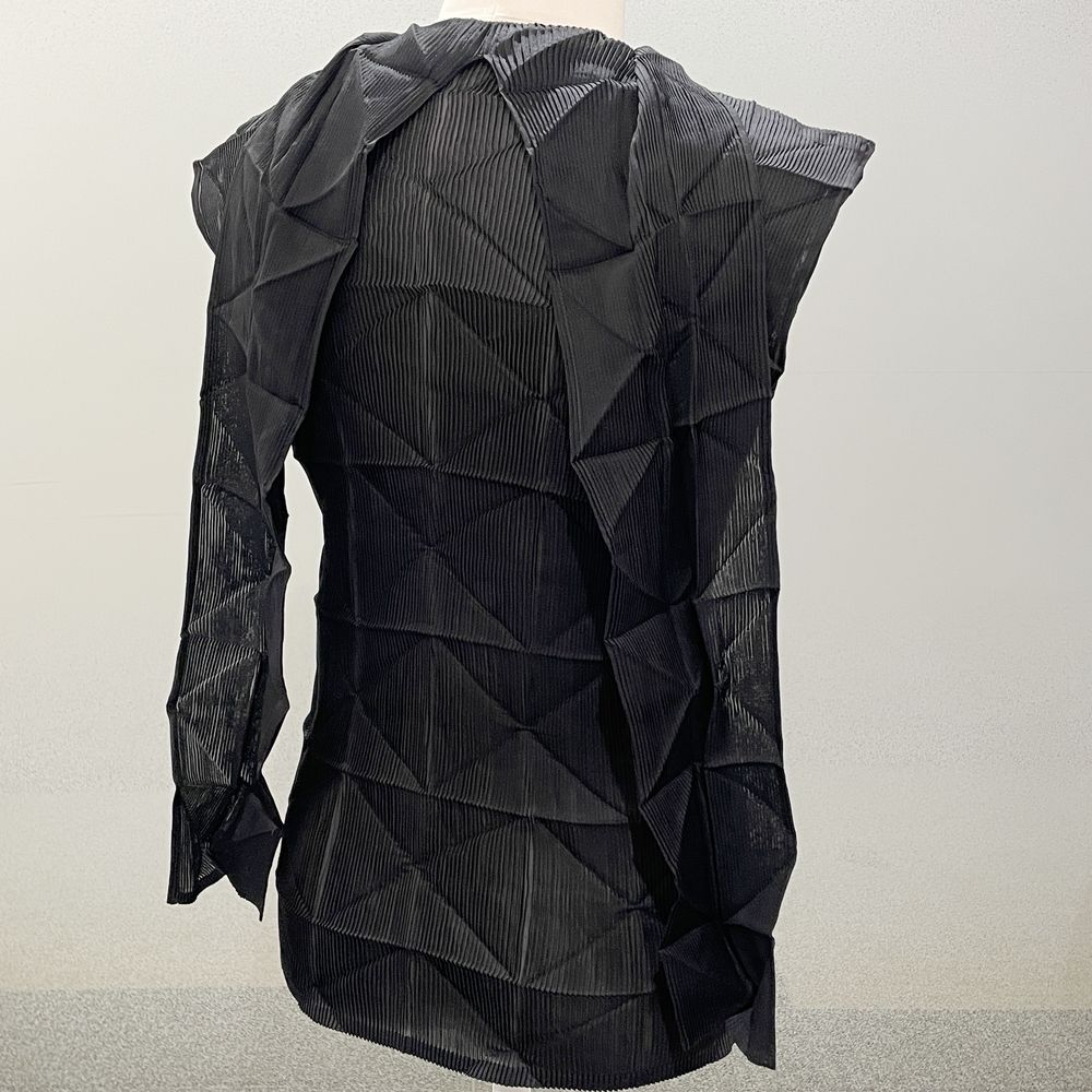 ISSEY MIYAKE(イッセイミヤケ) FETE フェット プリーツ加工 ノースリーブ サイズ2 IF84FJ763 カットソー ポリエステル レディース【中古AB】20240421