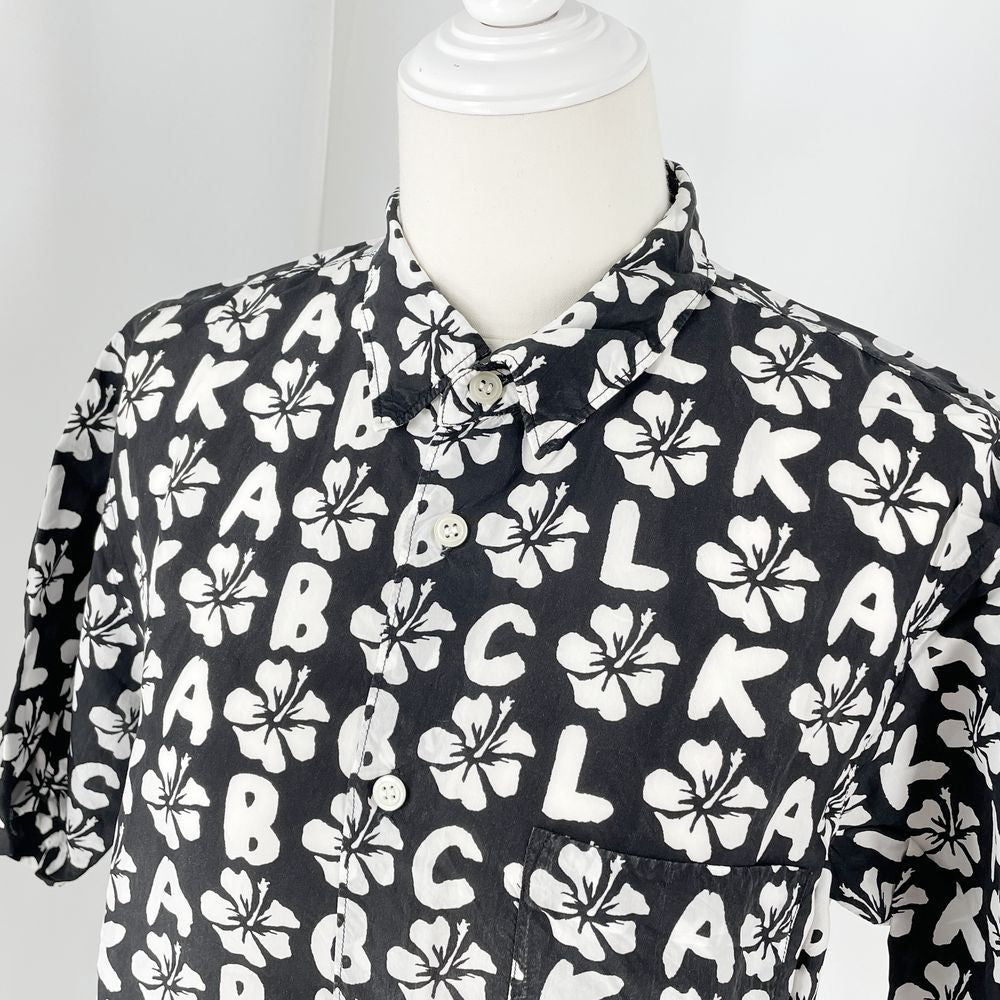 BLACK COMME des GARCONS(ブラックコムデギャルソン) 名作 ハイビスカス ローマ字 総柄 2009年物 1E-B218 半袖シャツ/キュプラ メンズ【中古AB】20240528