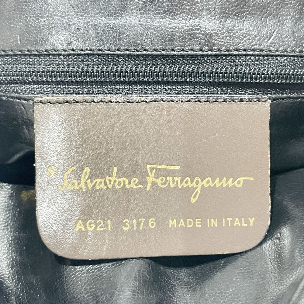 Salvatore Ferragamo(サルヴァトーレフェラガモ) ロゴ ストライプ 型押し 斜め掛け AG21 3176 ショルダーバッグ レザー レディース【中古B】20240602