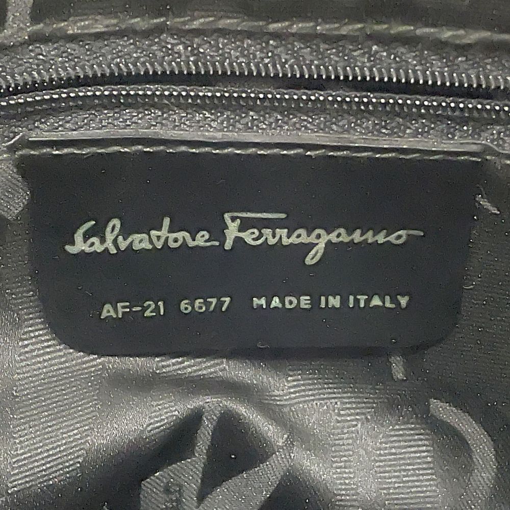 Salvatore Ferragamo(サルヴァトーレフェラガモ) ヴァラ リボン 型押し 斜め掛け AF21 6677 ショルダーバッグ レザー レディース【中古AB】20240622