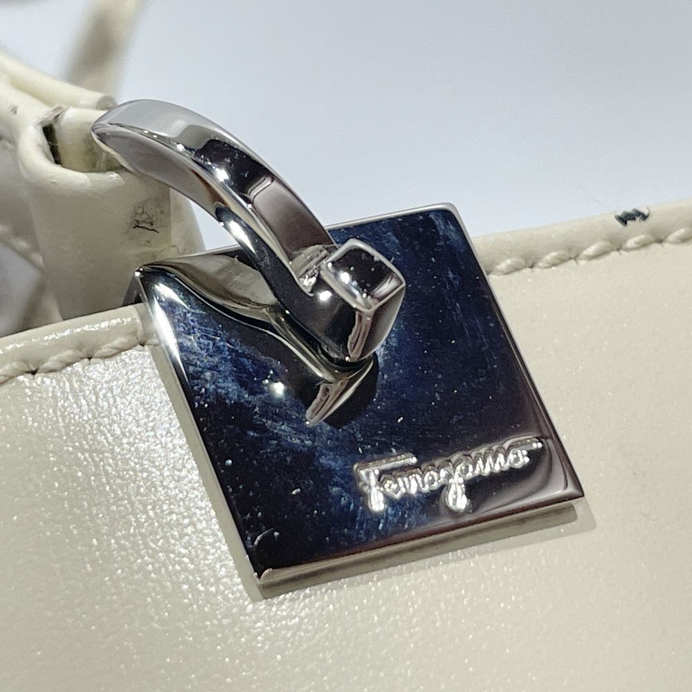 Salvatore Ferragamo(サルヴァトーレフェラガモ) ロゴ プレート 筒形 DY-210141 ハンドバッグ レザー レディース【中古AB】20240727