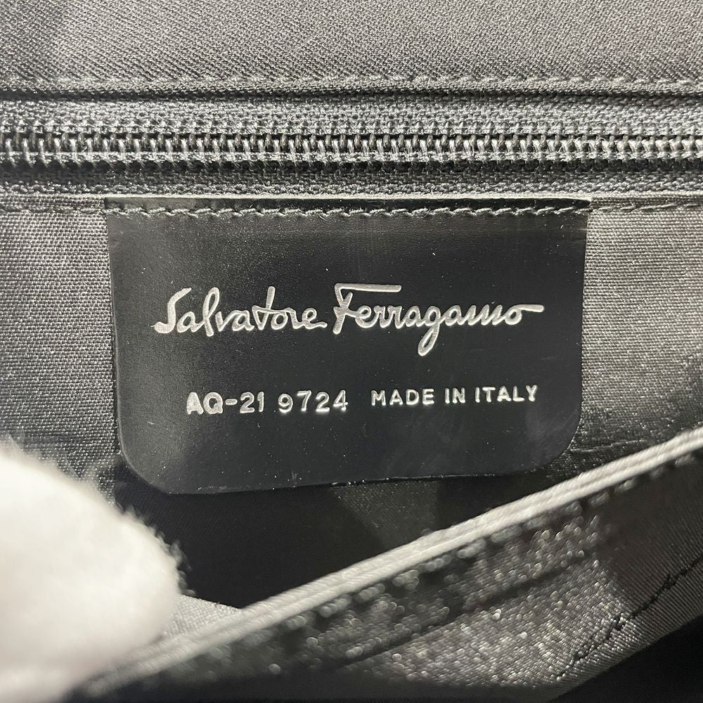 Salvatore Ferragamo(サルヴァトーレフェラガモ) ロゴ 金具 肩掛け AQ21 9724 ショルダーバッグ ナイロン/レザー レディース【中古AB】