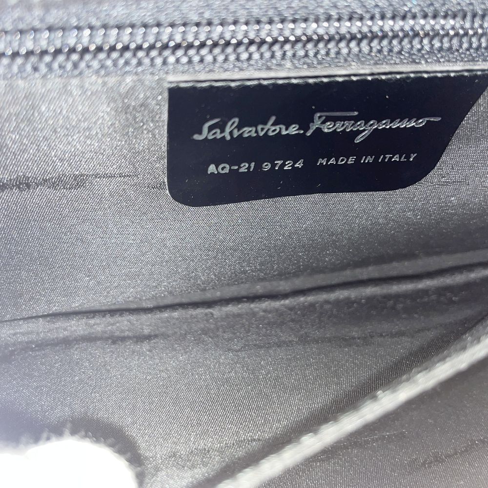 Salvatore Ferragamo(サルヴァトーレフェラガモ) ロゴ 金具 肩掛け AQ21 9724 ショルダーバッグ ナイロン/レザー レディース【中古AB】