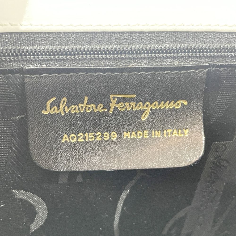 Salvatore Ferragamo(サルヴァトーレフェラガモ) ヴァラ リボン 斜め掛け AQ215299 ショルダーバッグ レザー レディース【中古B】20240810