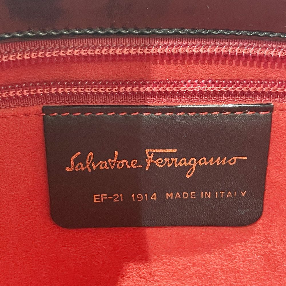 Salvatore Ferragamo(サルヴァトーレフェラガモ) ロゴ プレート スクエア型 EF-21 1914 ハンドバッグ スエード/エナメル レディース【中古AB】20240908