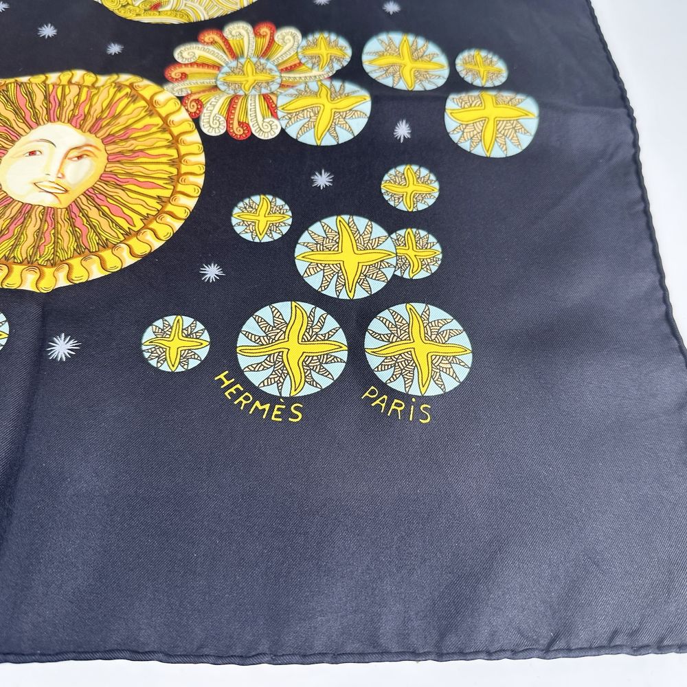 中古A/美品】HERMES エルメス カレ90 LE ROY SOLEIL 太陽王 星 天使 ルイ14世 ユニセックス スカーフ  ブラック20499994