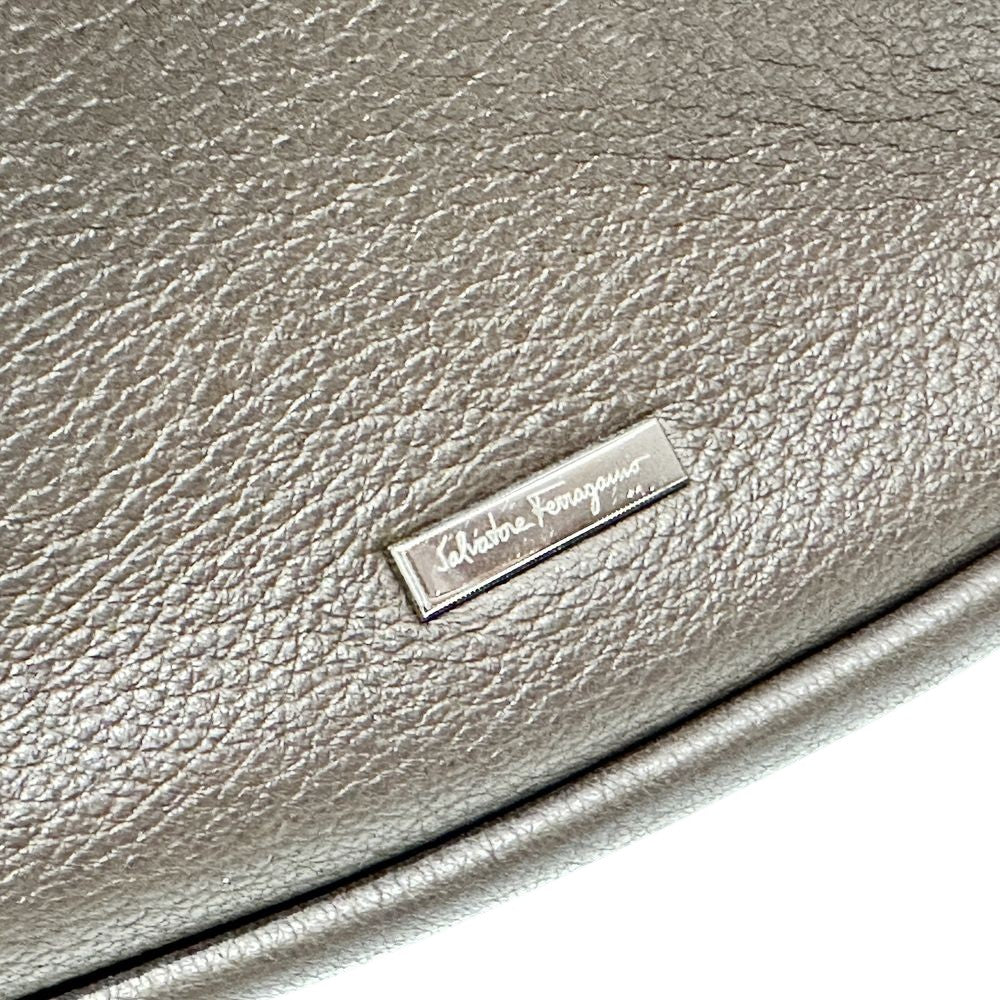 Salvatore Ferragamo(サルヴァトーレフェラガモ) フリンジ タッセル 巾着 ホーボー ボヘミアン EU21-3861 ショルダーバッグ レザー レディース【中古AB】20241209